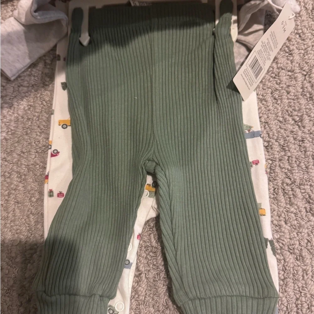 ☃️chick pea Gray and Green Christmas Baby Set - Picture 4 of 7